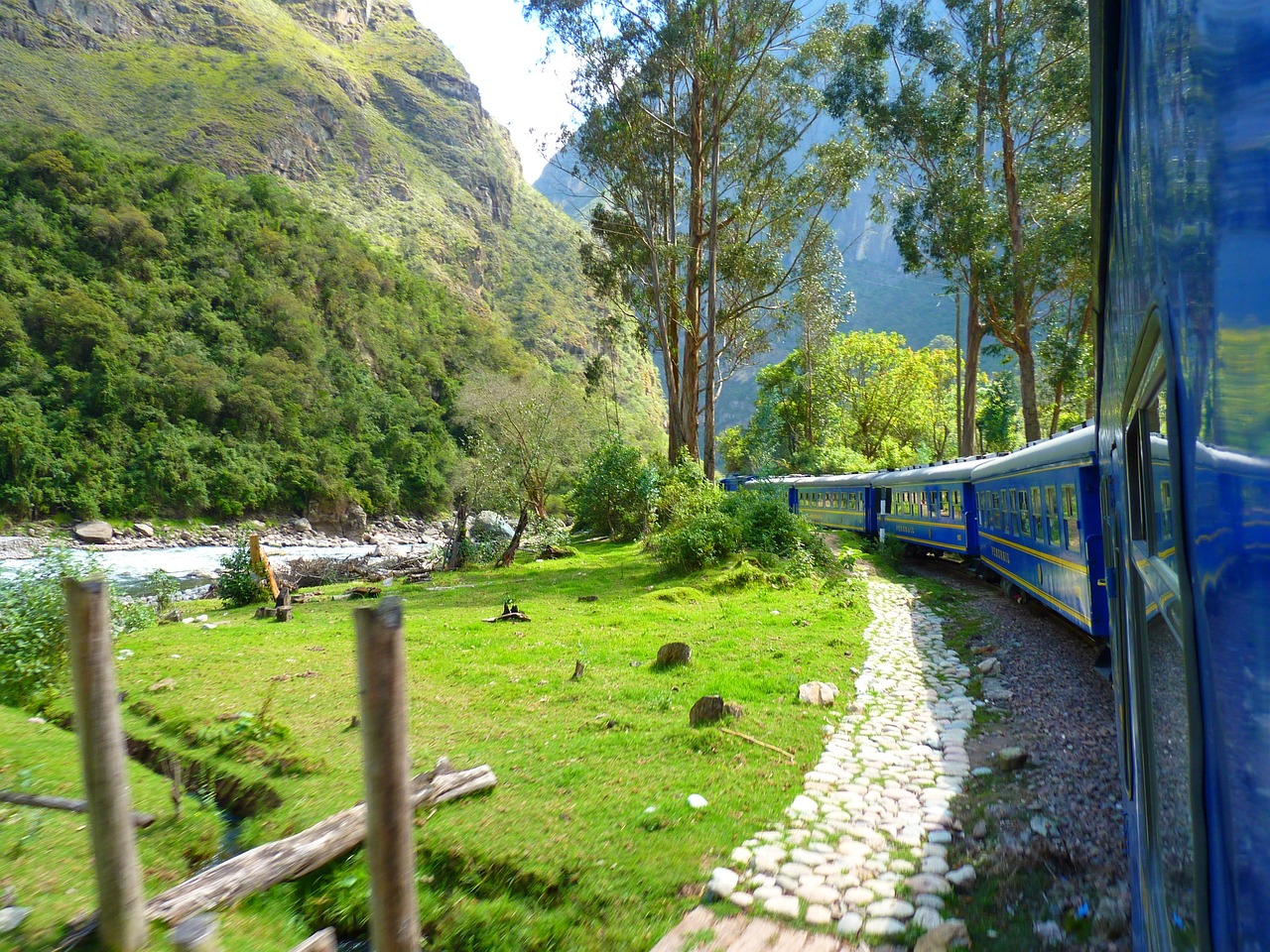 préparez votre trek au machu picchu avec nos conseils essentiels : équipement, itinéraires, conseils de sécurité et astuces pour une aventure réussie dans les andes péruviennes.