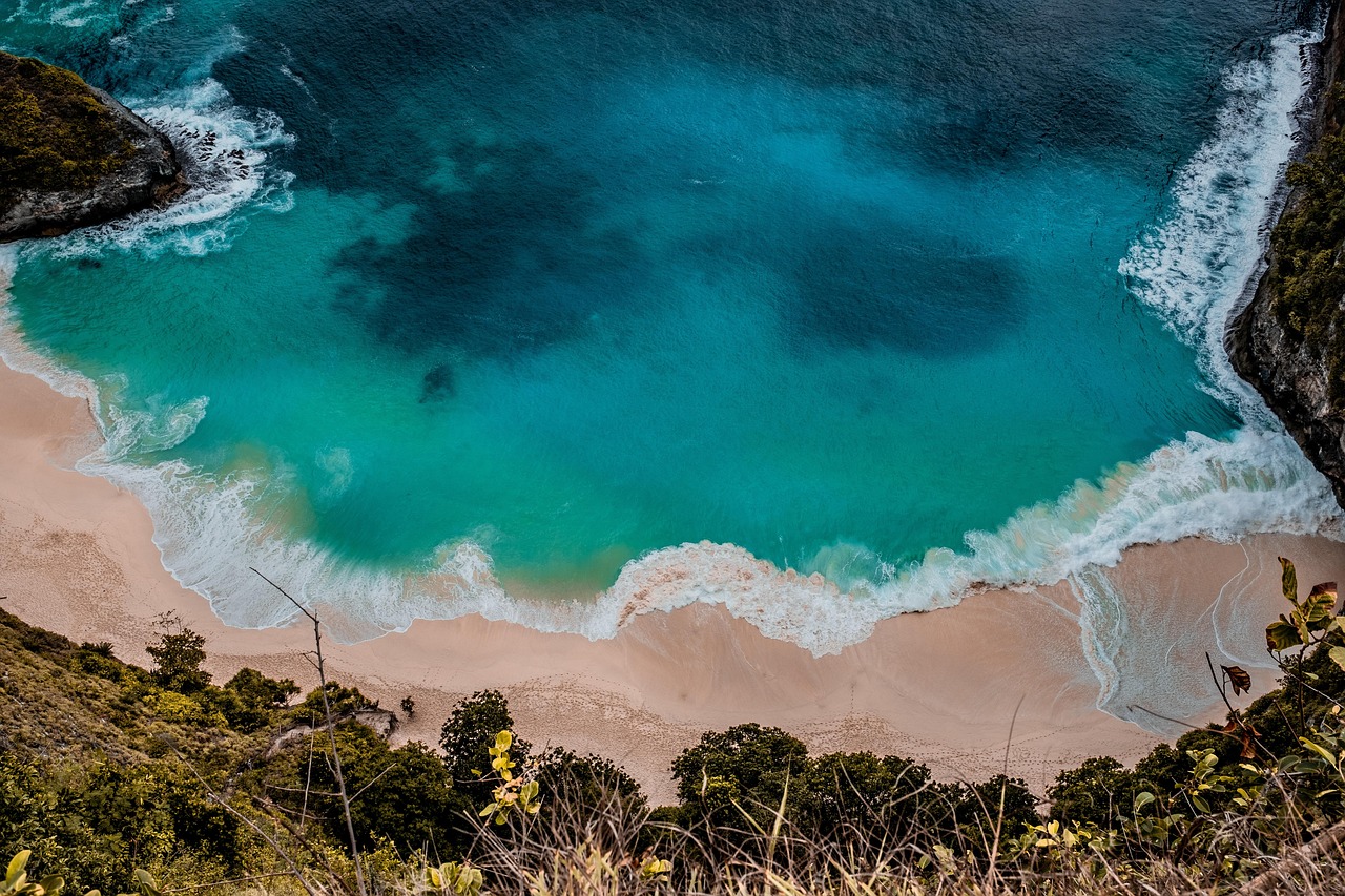 découvrez la plage du paradis caché, un lieu idyllique et secret où sable fin et eaux cristallines offrent un cadre parfait pour la détente et l’évasion.